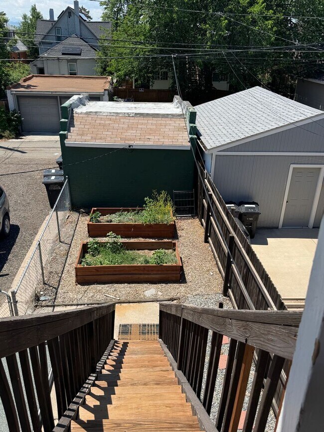 Building Photo - Charming 2 Bed 1.5 Bath in West Wash Park!