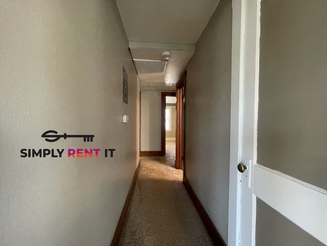 Building Photo - Renovated Triplex with 2 Bedrooms On Campus!