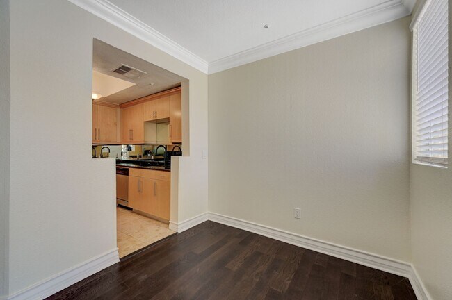 Building Photo - 270 E Flamingo Rd