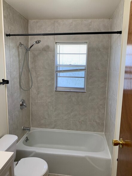 Bathroom - 2537 Parkwood Ave