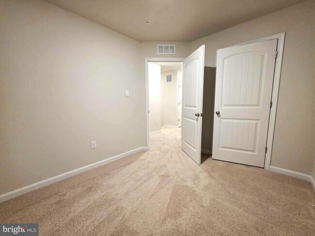 Building Photo - 822 Mersey Ln