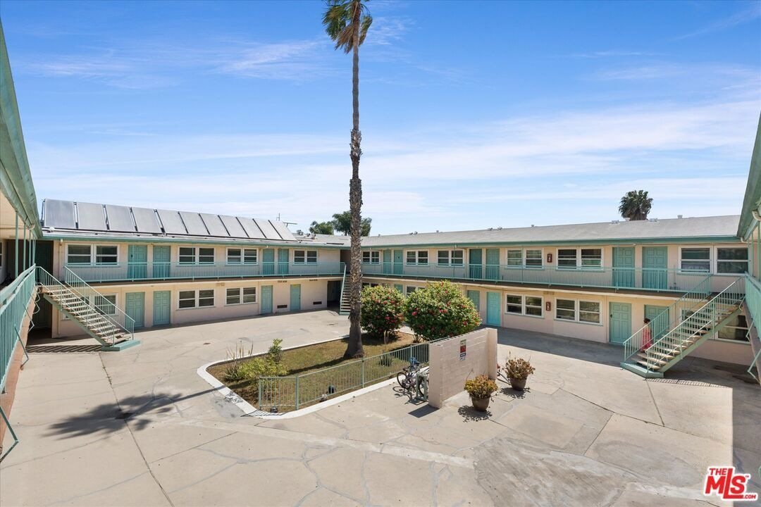 Building Photo - 10600 S Inglewood Ave