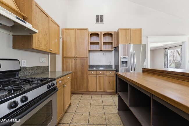 Building Photo - 13237 E Ave W 8