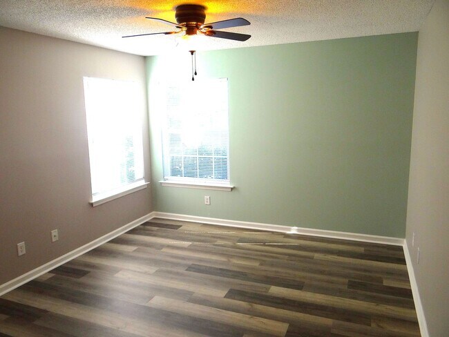 Building Photo - Long term ground floor rental