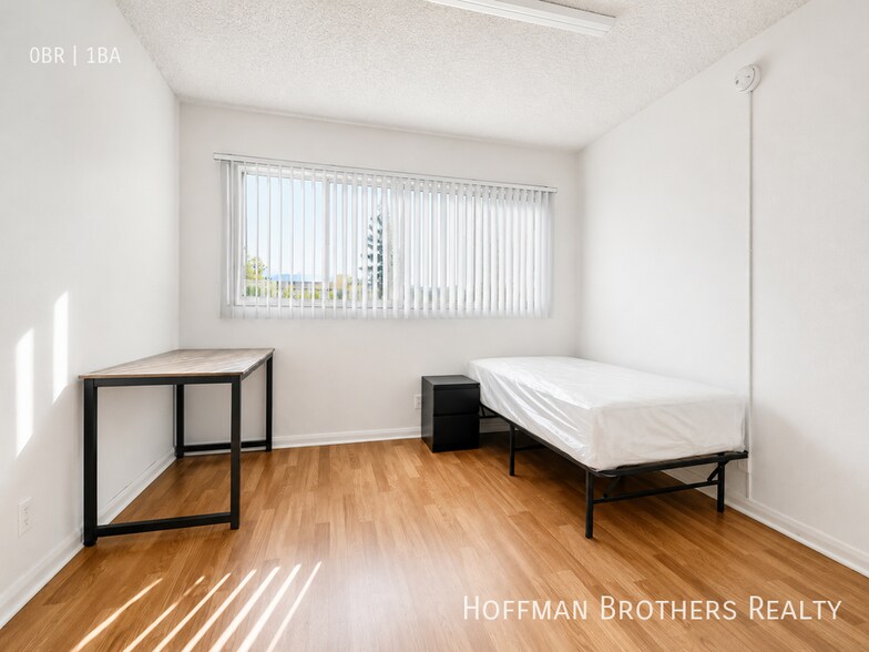 Building Photo - 933 Grattan St