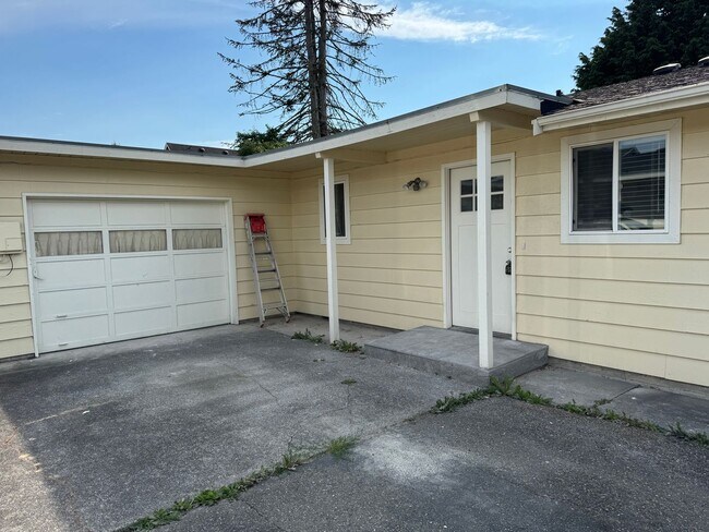 Building Photo - Newly Remodeled 2 Bedroom 1 Bathroom - Duplex