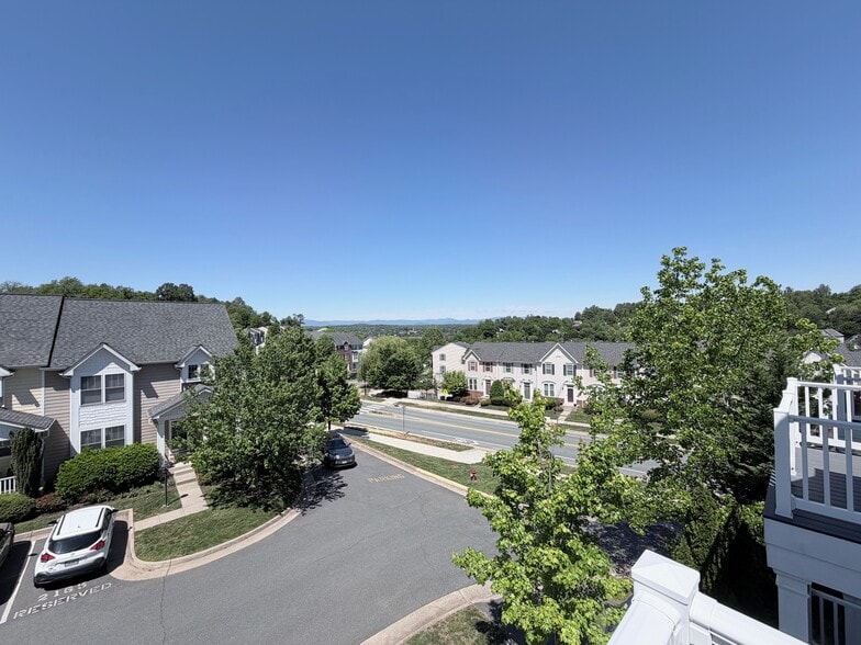 Building Photo - 2172 Saranac Ct
