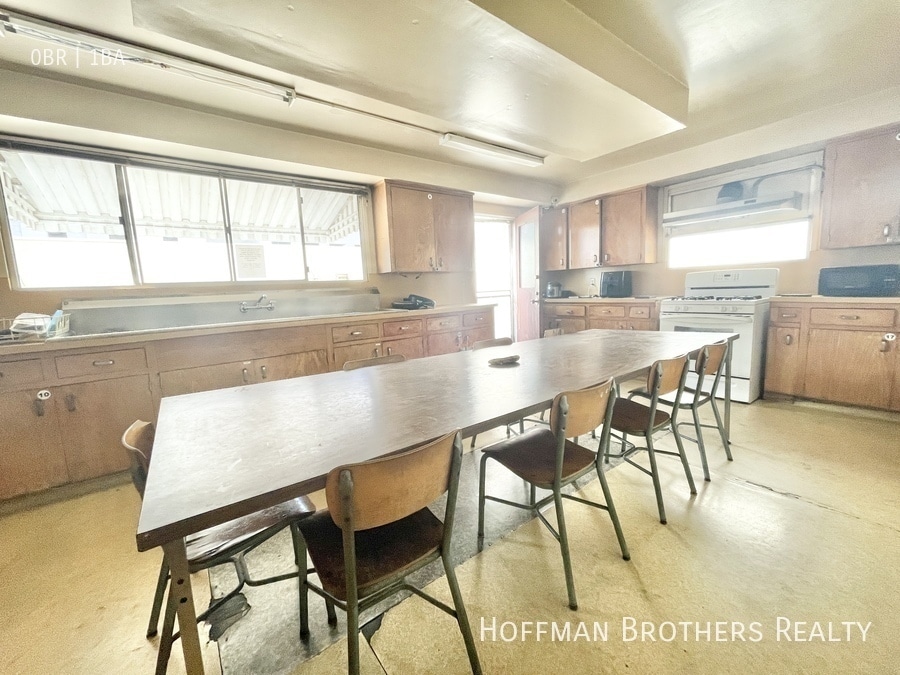 Building Photo - 933 Grattan St