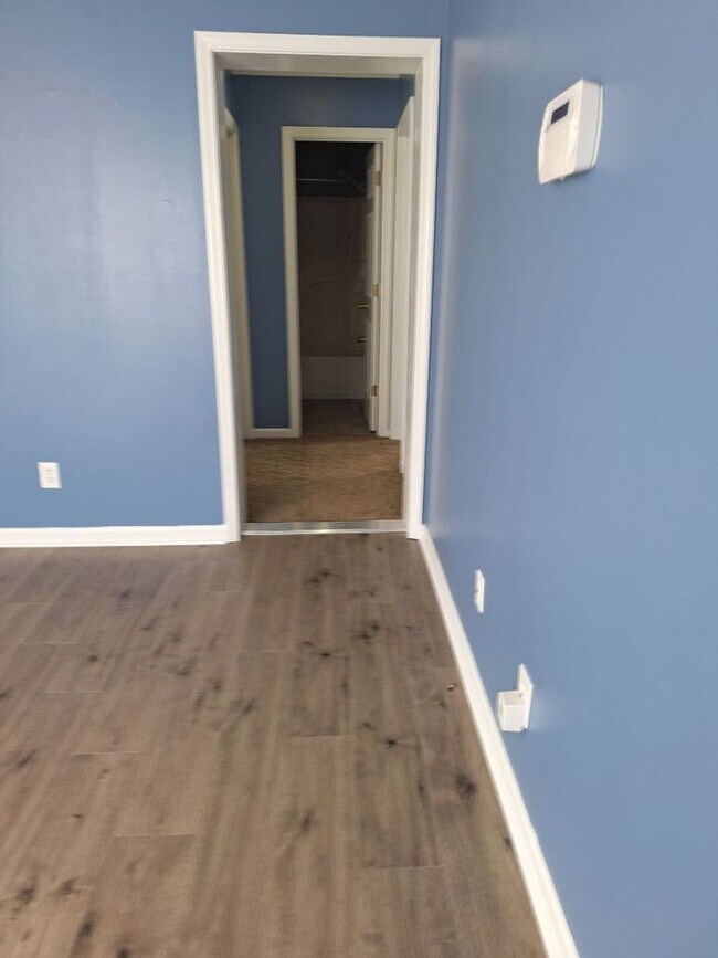 Building Photo - HOLIDAY MOVE IN SPECIAL. $500.00 OFF OF TH...