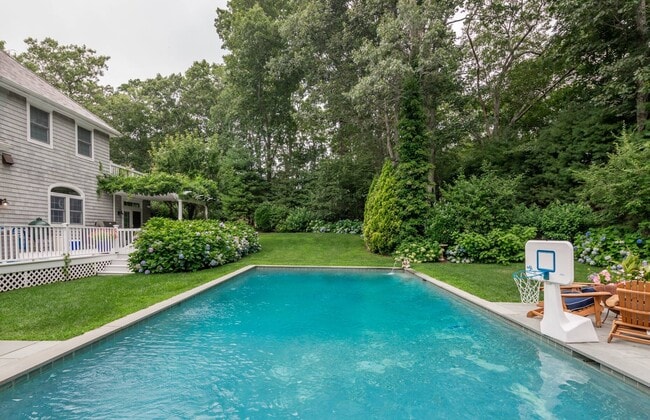 Building Photo - 6 Old School House Ln