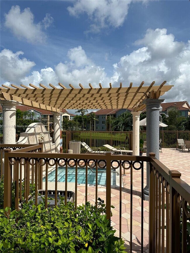 Building Photo - 911 Villa Cir