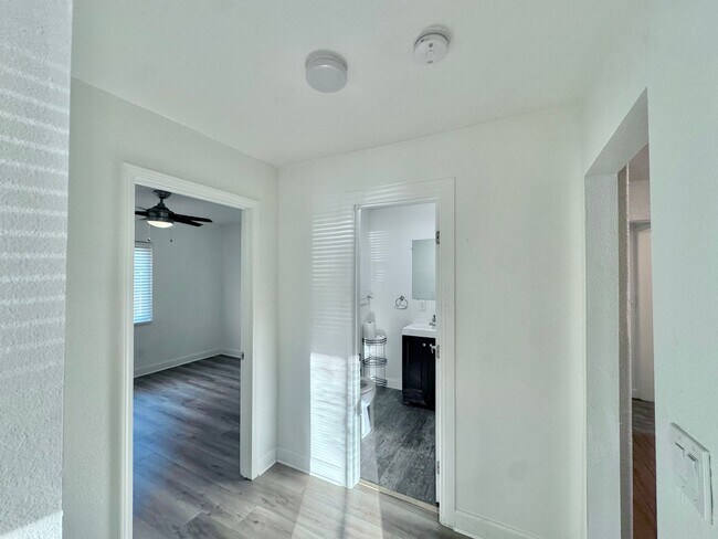 Building Photo - Front Unit 3 Bedroom, 1 Bathroom