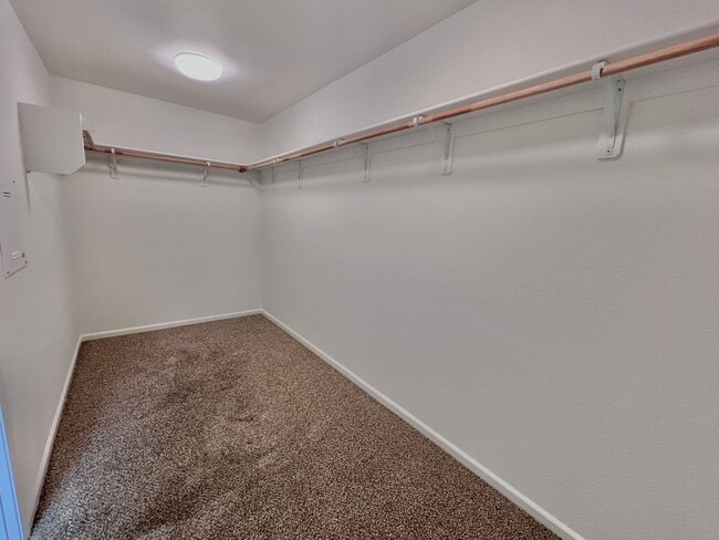 Building Photo - $2,695 Ashlan & Dewolf, 4 bedroom - Buckin...