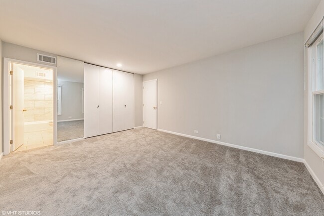 Building Photo - 560 Shorely Dr