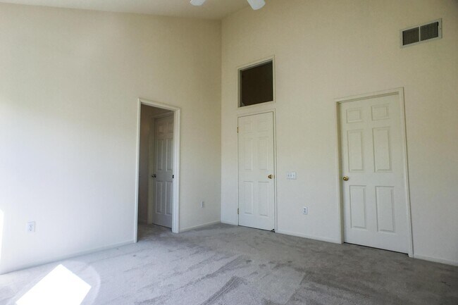 Building Photo - 204 Town Green Ln