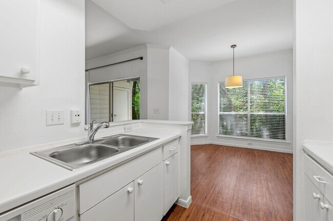 Building Photo - Amazing 1 bedroom, 1 bathroom Condo in Montevista!