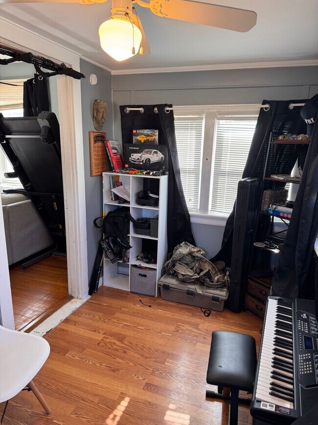 Building Photo - 2 Bedroom with Possible 3rd || 1 Bathroom - Single Family Home