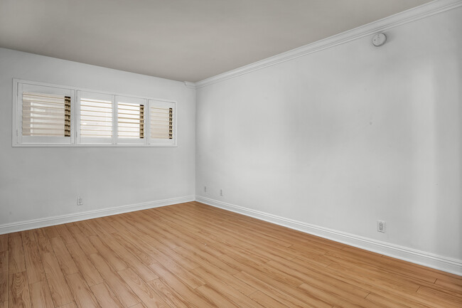 Spacious Main bed w shutter windows - 1000 S Westgate Ave