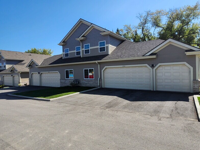 Building Photo - 2731 Pond Dr