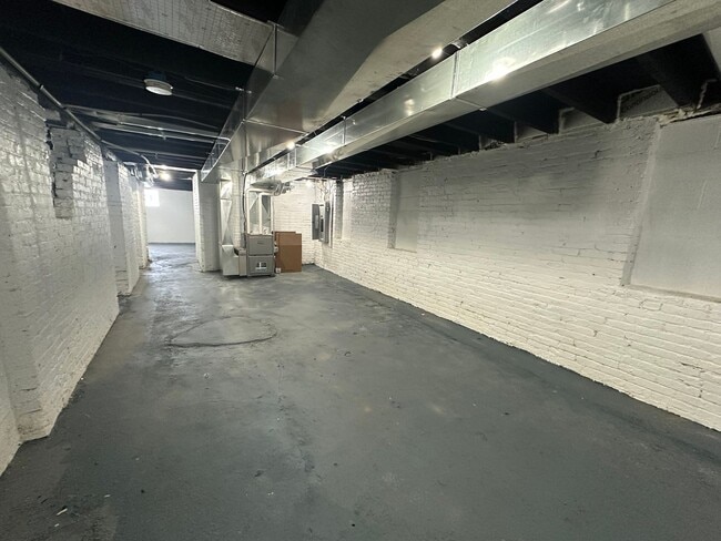 Building Photo - Large Open Concept 5BR/2BA Rent to Own Home