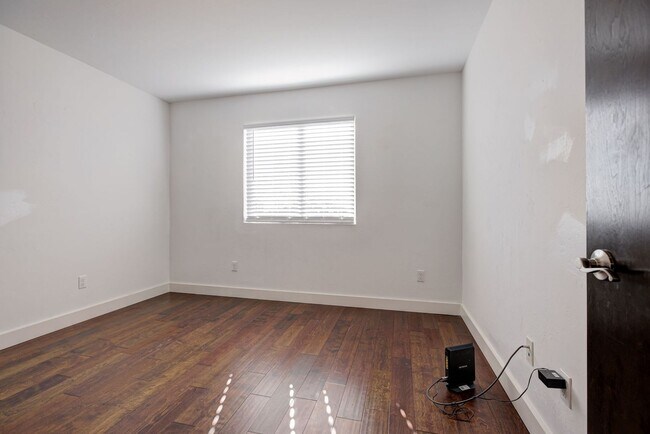 Building Photo - Modern 3-Bedroom Duplex Near OU Health Center and Okana Resort