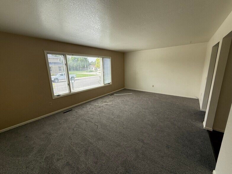 living room - 3091 Saint Johns Ave