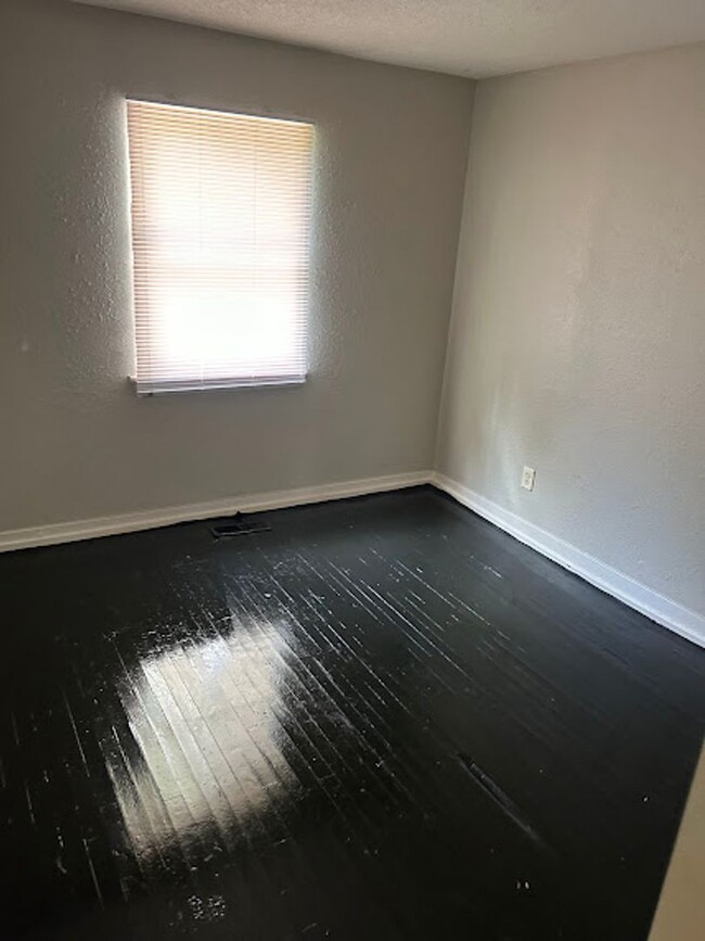 Building Photo - MOVE IN READY!!! $15.00 APPLICATION FEES F...