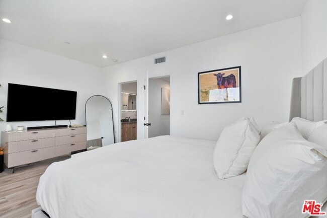 Building Photo - 4912 S Centinela Ave