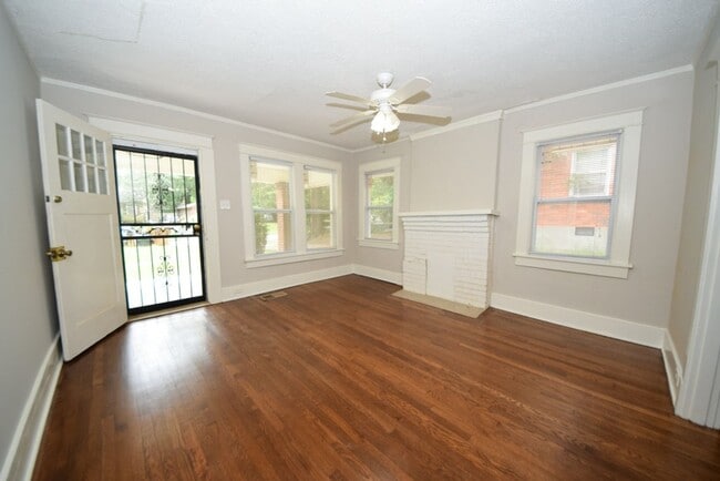 Building Photo - UPDATED BATHS AND KITCHEN WITH SS APPLIANCES near University of Memphis.