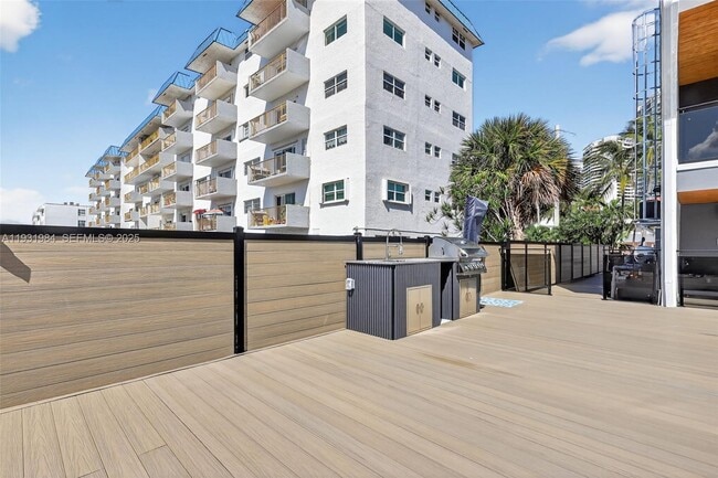 Building Photo - 3830 NE 171 St