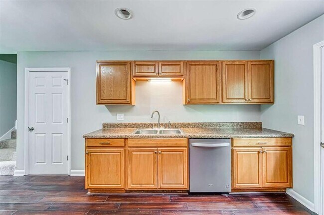 Building Photo - 2218 Woodfern Dr