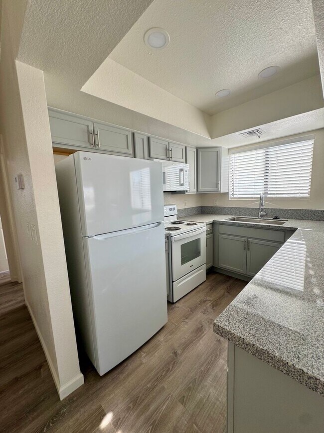 Building Photo - Stunning Remodeled 3-Bed Condo with River ...