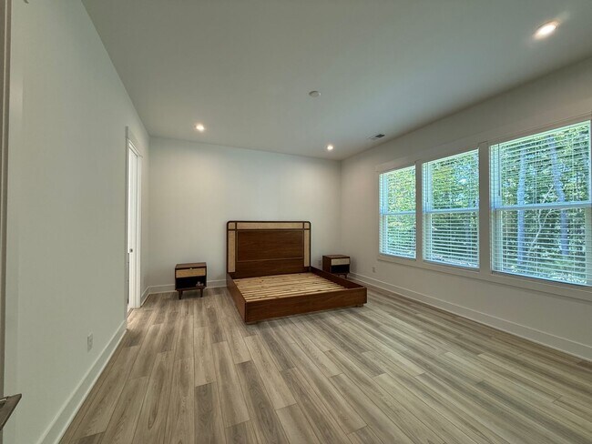 Building Photo - Beautiful 4 Bedroom Single Family Home