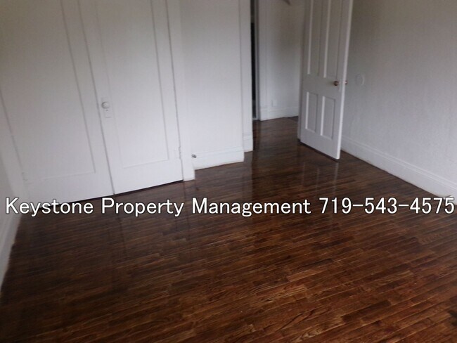 Building Photo - $775 – Charming Victorian 1 Bed Apartment | Hardwood Floors + W/D