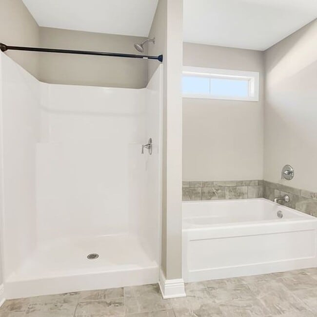 Building Photo - Beautiful 3 Bed 2 Bath Available in July!