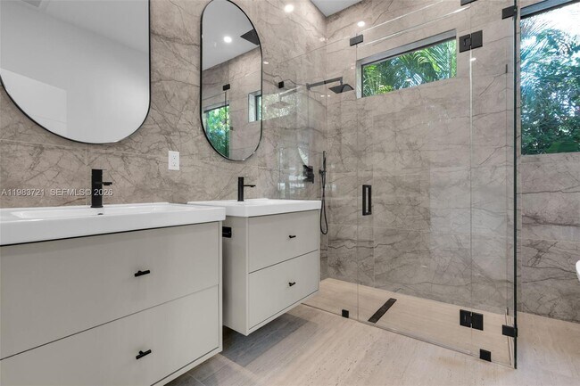 Building Photo - 3905 SW 5th St