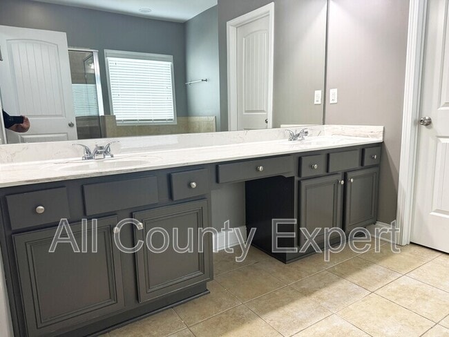 Building Photo - 4215 Hopewell Manor Dr
