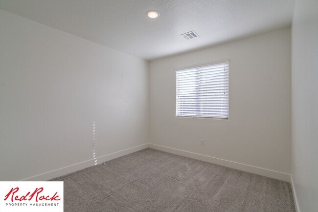 Building Photo - 4 Bed/2.5 Bath Townhome in Desert Bluff!
