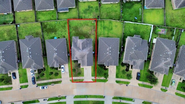 Building Photo - 18319 Pin Oak Lake Dr