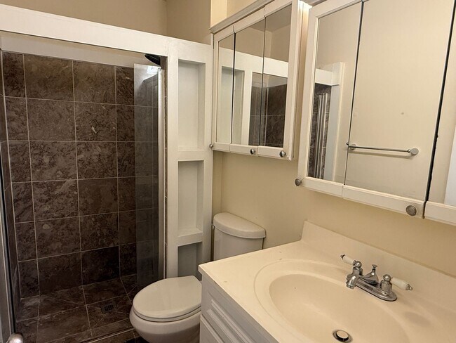 Building Photo - 6341 Round Hill Rd