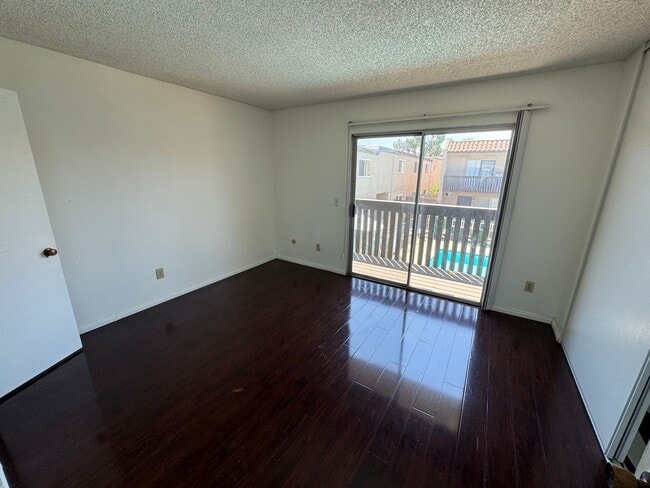 Building Photo - 2 bed - 1.5 bath townhouse