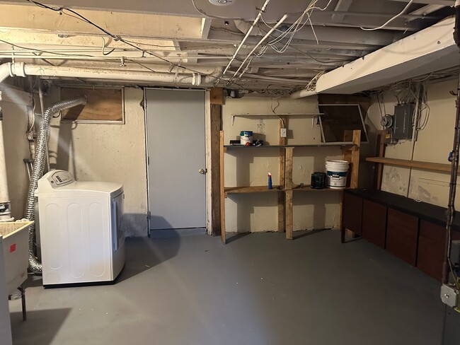 Building Photo - Spacious Home Available for Rent! Newly Re...