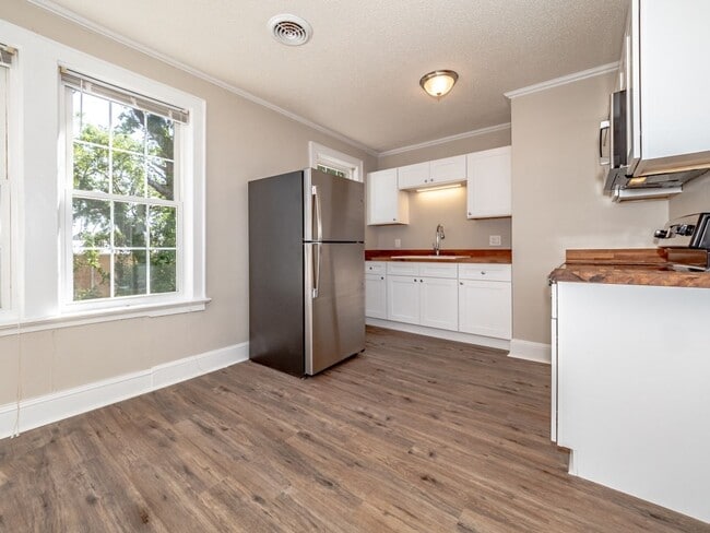 Building Photo - NEWLY RENOVATED 2 BEDROOM 1 BATH APARTMENT IN PRIME DOWNTOWN LOCATION!