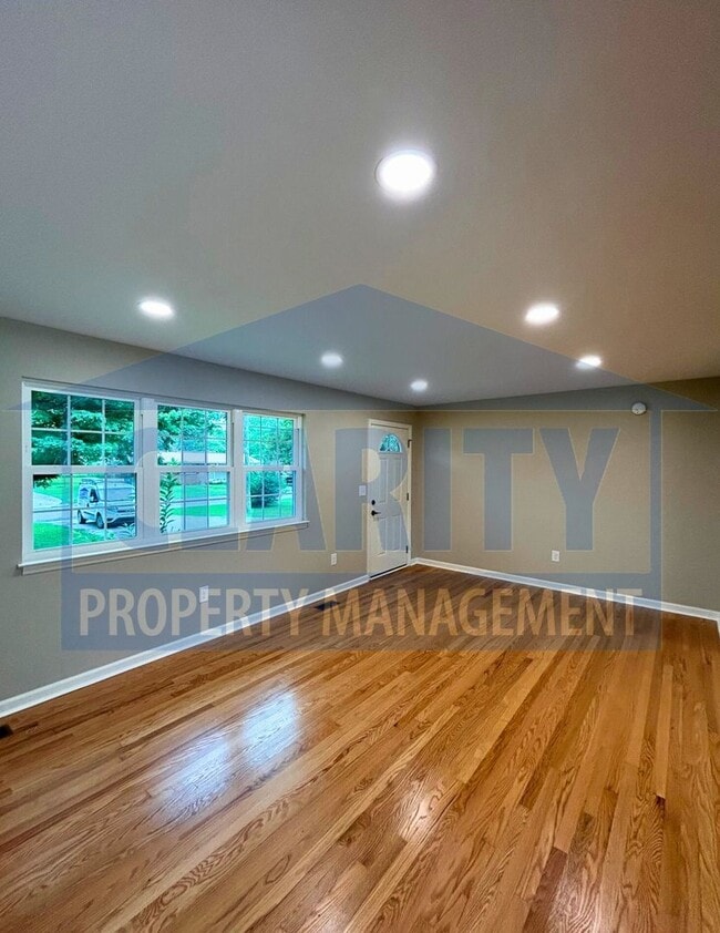 Building Photo - Updated ranch-style home in great neighbor...