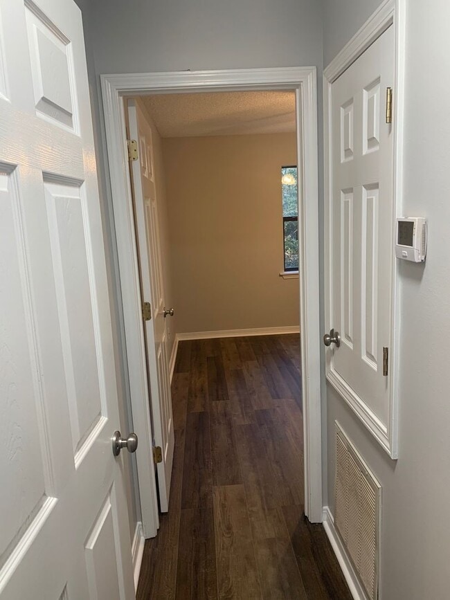 Building Photo - 44 Hickory Knoll