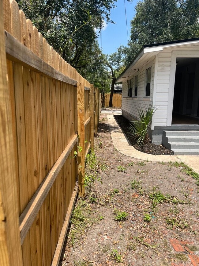 Building Photo - Plenty of Space!!