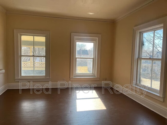 Building Photo - 404 E Prospect Terrace