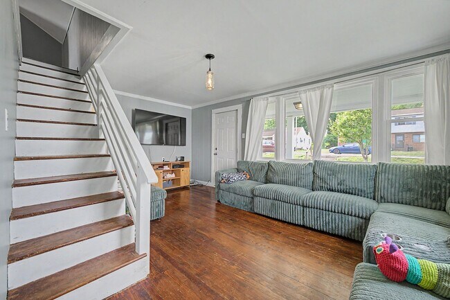 Building Photo - Spacious 5-Bedroom Home Near Radford University
