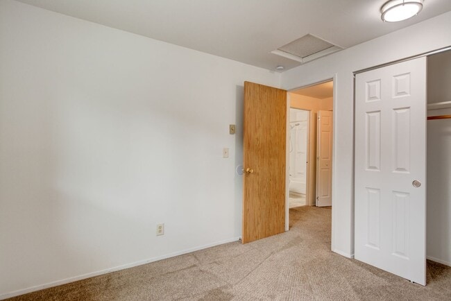 Building Photo - Comfortable 2-Bedroom Apartment