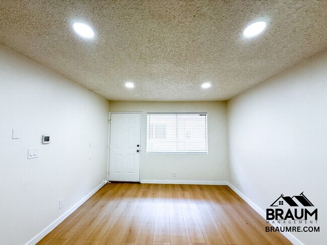 Building Photo - 221 W Elm Ave